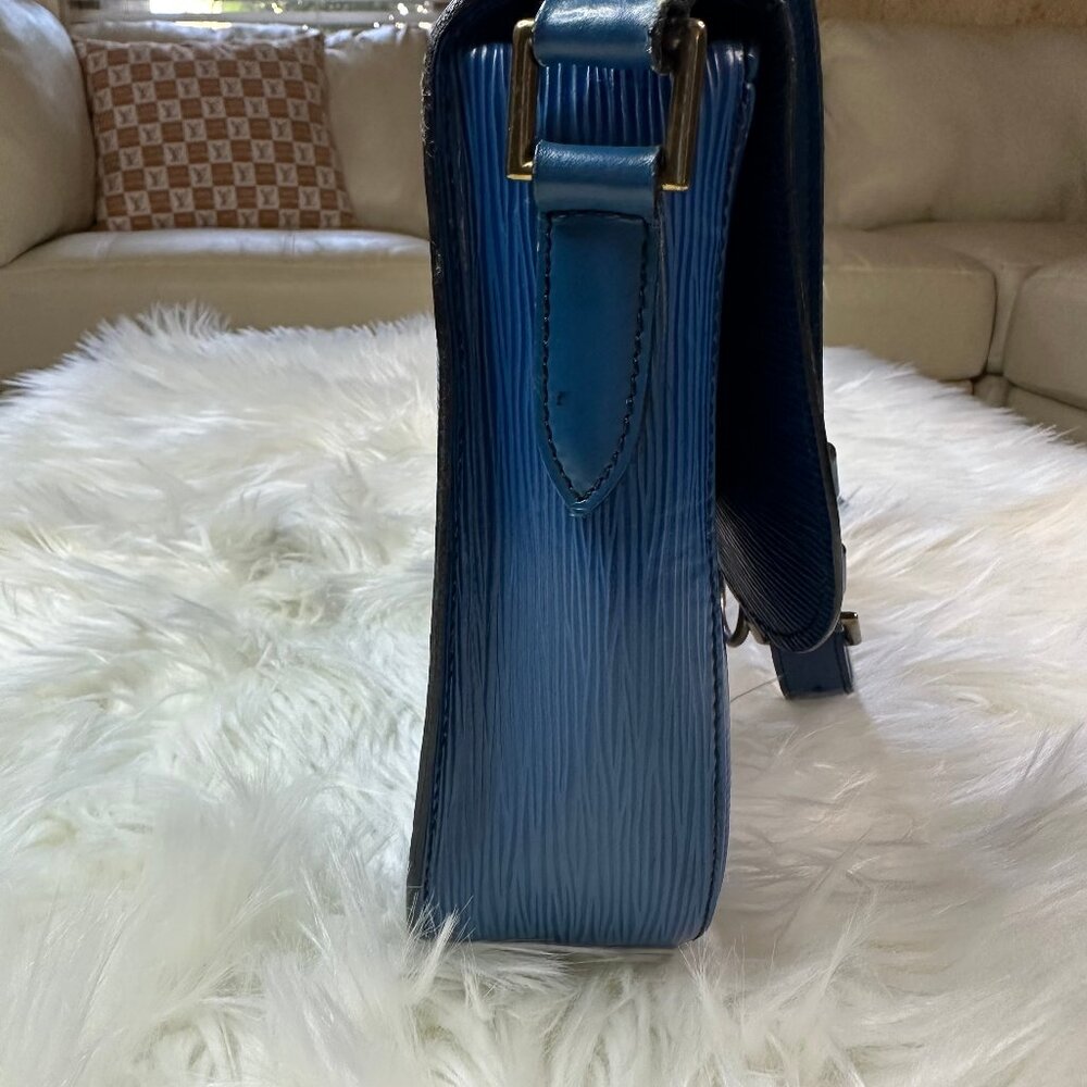 ❌SOLD❌ Authentic Louis Vuitton Saint Cloud GM Epi Leather Crossbody Shoulder Bag - Picture 5 of 17
